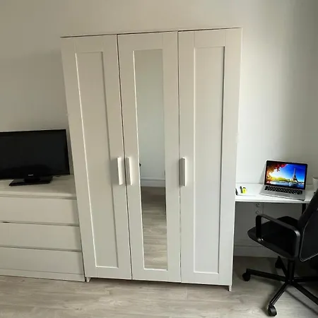 Aux Portes De Paris